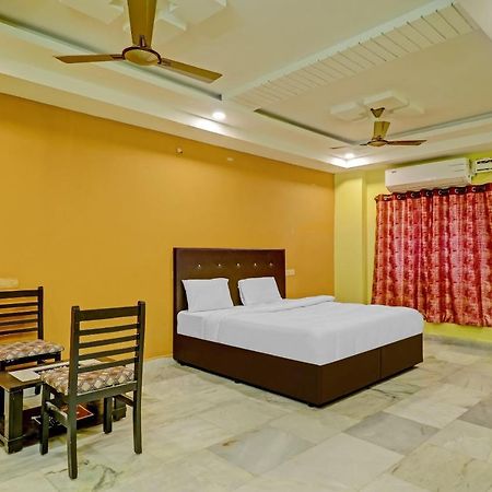 Oyo 81589 Aruna Dwraka Homes Hyderabad Exterior photo